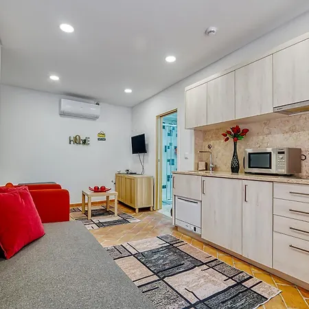 Homey Haven With A Rustic Charm 아파트
